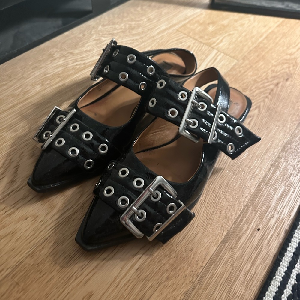 Graya black patent leather Steve Madden shoes - size 7